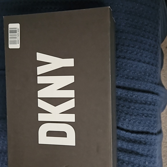 DKNY StreetSide Leather Sneakers.BRAND NEW IN ORIGINAL BOX,NEVER WORN. - Picture 7 of 8